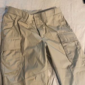 Under armour men’s pants. Size 36/32. Cargo style